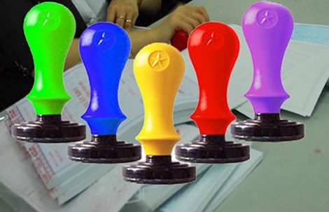 Nếu bỏ được con dấu, DN sẽ bỏ được hai thủ tục hành chính: khắc dấu và làm dấu. Ảnh: HTD