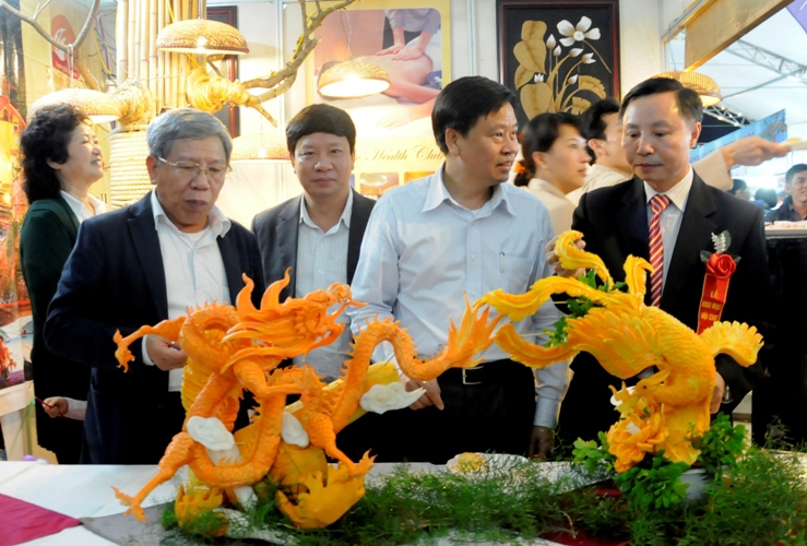 Hội chợ lần này thu hút hơn 100 đơn vị, doanh nghiệp, các tổ chức, cá nhân và các nhà doanh nghiệp tham gia với khoảng 130 gian hàng