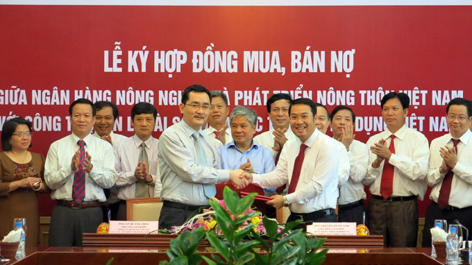 Lễ kí hợp đồng mua bán nợ giữa VAMC và Agribank. Nguồn: Infonet