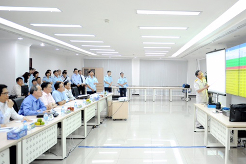 Lãnh đạo Ủy ban Trung ương MTTQ Việt Nam, Bộ Tài chính và một số đơn vị liên quan nghe báo cáo về lĩnh vực thuế, hải quan. Ảnh: VGP/Hoàng Long