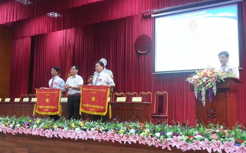 Lãnh đạo Cục Thuế Hà Tĩnh tặng cờ cho các đơn vị dẫn đầu phong trào thi đua. Nguồn: Cục Thuế Hà Tĩnh