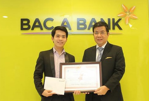 TS. Võ Văn Quang - Thành viên HĐQT, P.Tổng Giám đốc Ngân hàng TMCP Bắc Á trao thưởng cho đại diện dự án “Giồng cây trồng tiên tiến A Seedling”. Nguồn: baca-bank.vn