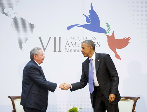 Tổng thống Mỹ Obama và Chủ tịch Cuba Raúl Castro tại cuộc gặp thượng đỉnh đầu tiên bên lề Hội nghị Thượng đỉnh OAS hôm 12/4. Nguồn: NBCnews