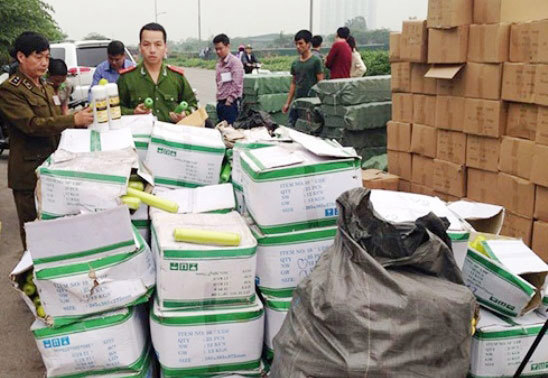 Lực lượng liên ngành kiểm tra và thu giữ hàng ngàn lõi lọc nước Kangaroo bị làm giả. Nguồn: ktdt.vn
