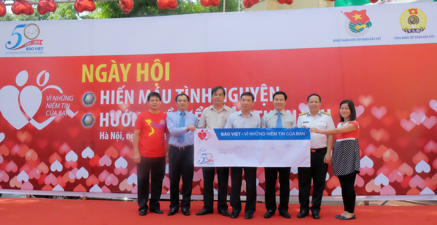 Lãnh đạo Tập đoàn Bảo Việt ký tâm thư thể hiện quyết tâm của Bảo Việt cùng chung tay đóng góp cho cuộc sống tươi đẹp hơn của cộng đồng. Nguồn: baoviet.com.vn