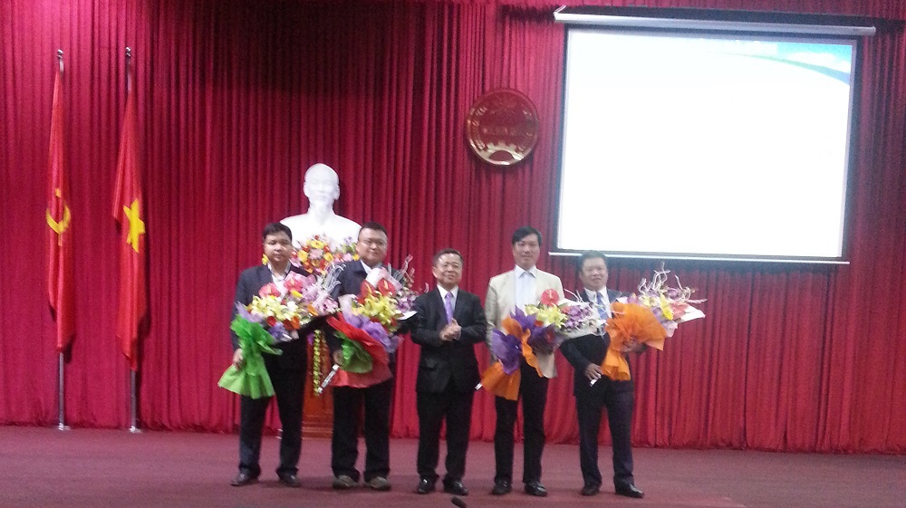 UBND tỉnh chúc mừng đơn vị nộp thuế tốt Quý I/2015. Ảnh: Đức Thống