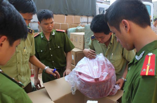 Hàng hóa vi phạm do Đội 1, Cục ĐTCBL phối hợp bắt giữ trong đầu tháng 7/2015. Ảnh Q.H.