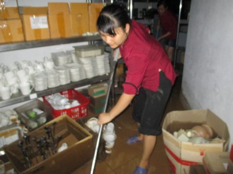 Mưa lũ kéo dài đã làm 17 người thiệt mạng, 15 người bị thương; khoảng trên 3.000 hộ dân, trường học, bệnh xá ngập lụt; hàng trăm ngôi nhà sập đổ… Nguồn: baoviet.com.vn