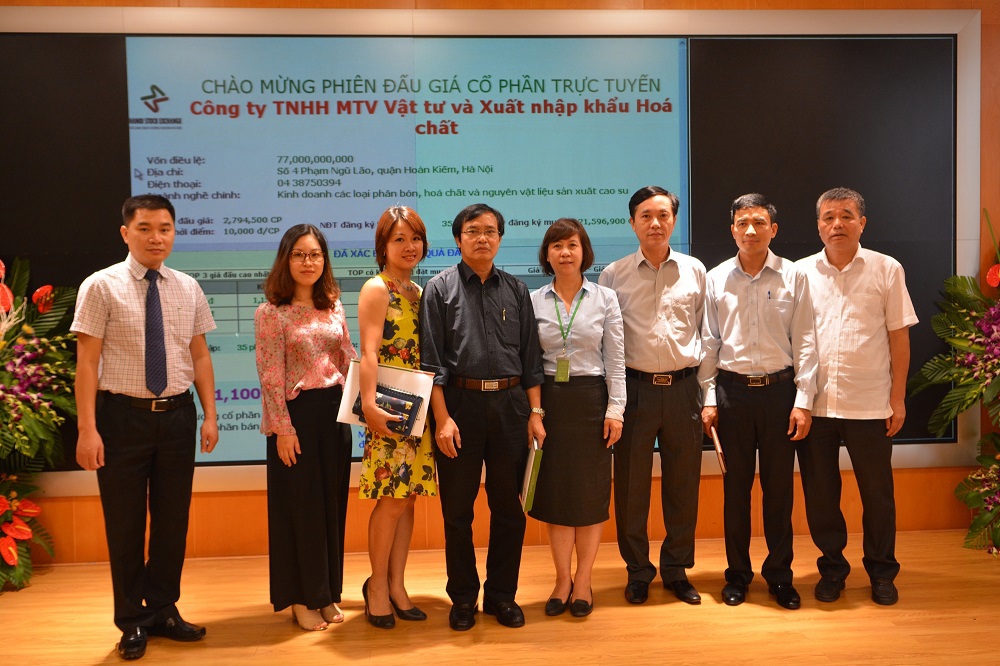 Phó Tổng Giám đốc HNX Nguyễn Thị Hoàng Lan chụp ảnh kỷ niệm cùng với lãnh đạo doanh nghiệp VINACHIMEX. Nguồn: HNX.vn