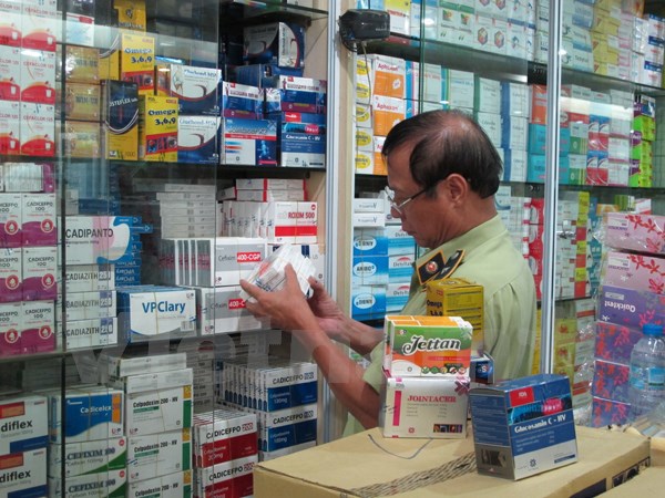 Từng chi tiết nhỏ như nguồn gốc, xuất xứ và giá niêm yết cũng được kiểm tra kỹ. Ảnh: Vietnam+