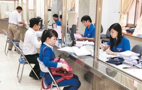  Người dân làm thủ tục cấp giấy chứng nhận quyền sử dụng đất ở và nhà ở tại Phòng Đăng ký đất đai TP Hồ Chí Minh. Nguồn: nhandan.com.vn
