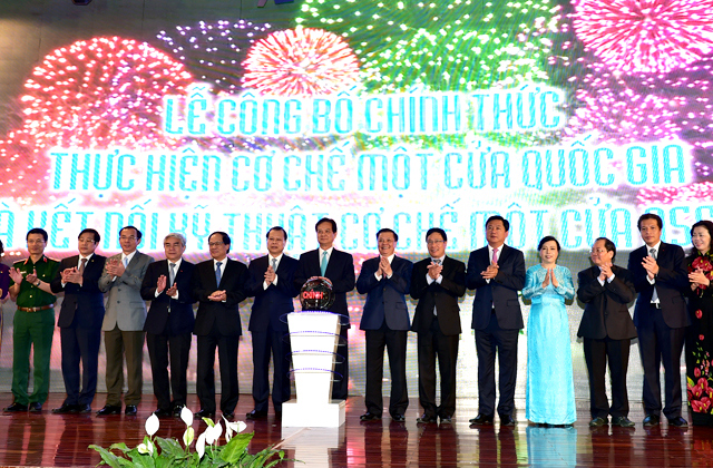 Thủ tướng Nguyễn Tấn Dũng; các Phó Thủ tướng Vũ Văn Ninh, Phạm Bình Minh và lãnh đạo các bộ tham dự lễ công bố chính thức thực hiện Cơ chế một cửa quốc gia và kết nối kỹ thuật Cơ chế một cửa ASEAN. Nguồn: chinhphu.vn