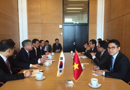 Các quan khách tham dự lễ kí