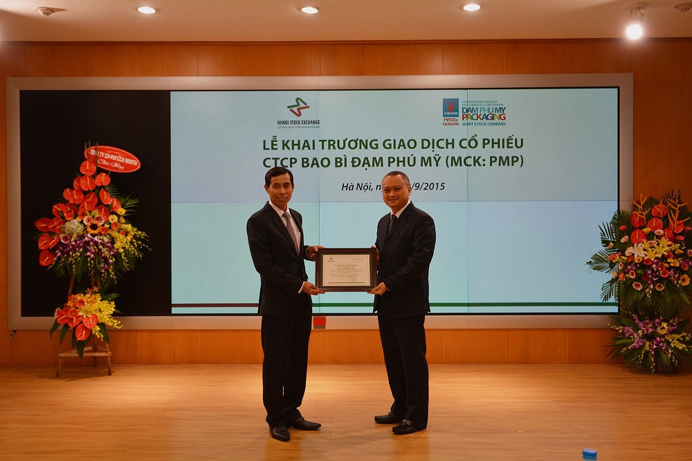 Ông Nguyễn Anh Phong, Phó Tổng Giám đốc HNX (phải) trao giấy chứng nhận đăng ký niêm yết cổ phiếu cho ông Phạm Văn Hiến, Chủ tịch HĐQT CTCP Bao bì Đạm Phú Mỹ. Nguồn: hnx.vn