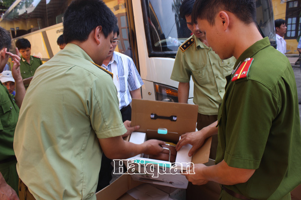  Đội 1 phối hợp với lực lượng chức năng xử lý hàng hóa vi phạm trước đó. Ảnh: Q.H. 