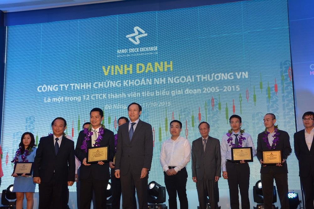 HNX cùng với các công ty chứng khoán thành viên đã phối hợp tổ chức bình chọn và tôn vinh các công ty chứng khoán thành viên. Nguồn: hnx.vn 