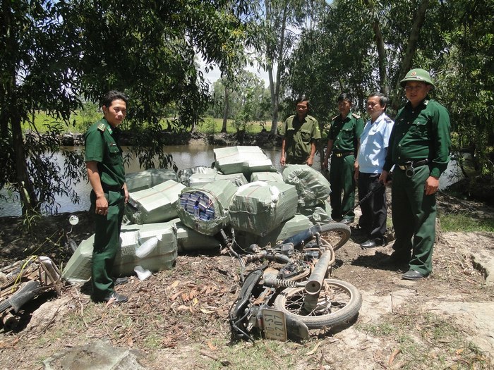  Lực lượng Hải quan - Biên phòng Long An phối hợp bắt thuốc lá lậu. Nguồn: baohaiquan.vn