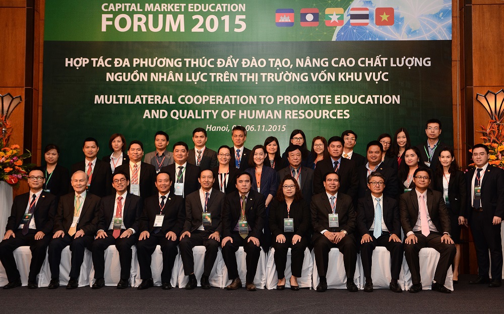 Các đại biểu chụp ảnh lưu niệm tại Diễn đàn GMS CMEF 2015. Nguồn: hnx.vn 