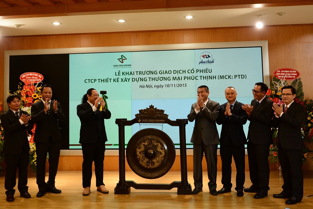 Ông Tô Khải Đạt, Chủ tịch HĐQT kiêm Tổng Giám đốc CTCP Thiết kế Xây dựng Thương mại Phúc Thịnh đánh cồng khai trương phiên giao dịch. Nguồn: hnx.vn