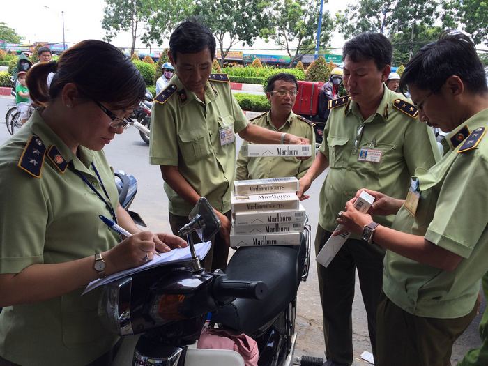  Quản lí thị trường thu giữ thuốc lá nhập lậu tại quận Tân Phú, TP. Hồ Chí Minh. Nguồn: baohaiquan.vn