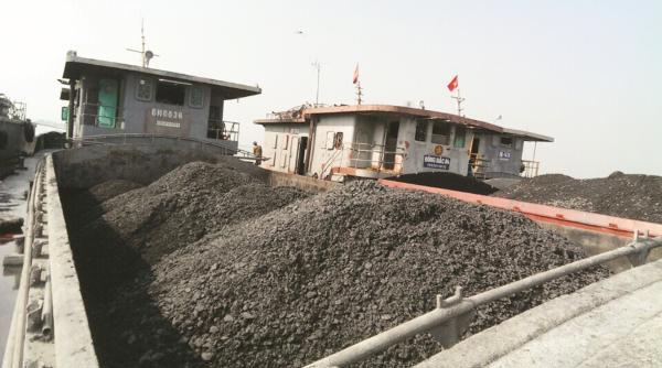 Tàu chở than vi phạm do lực lượng Hải đội Kiểm soát trên biển khu vực miền Bắc (Hải đội 1) bắt giữ đầu tháng 11/2015. Nguồn: baohaiquan.vn