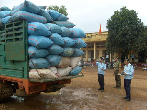 Chi cục Hải quan cửa khẩu Xa Mát, Tây Ninh kiểm tra, giám sát hàng nhập khẩu.