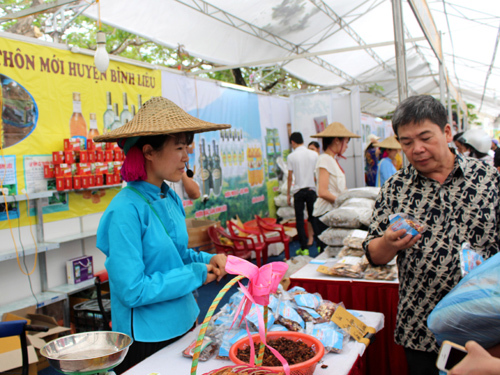 Những mặt hàng nông, lâm, thủy hải sản và các sản phẩm của các làng nghề chiếm một tỷ trọng lớn trong chợ. Nguồn: internet