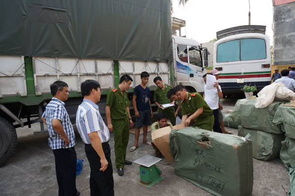 Năm 2015, các lực lượng chức năng đã chặn đứng nhiều vụ buôn lậu lớn. Nguồn: baohaiquan.vn