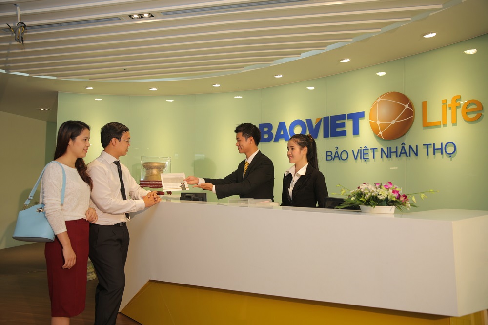 Khách hàng giao dịch tại Bảo Việt Nhân thọ. Nguồn: baoviet.com.vn