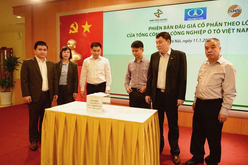 Hội đồng đấu giá kiểm tra hòm phiếu tại phiên đấu giá thoái vốn trọn lô Tổng Công ty Công nghiệp Ô tô Việt Nam – CTCP. Nguồn: hnx.vn