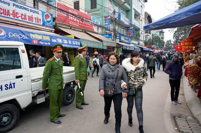 Triển khai các phương án hướng dẫn, phân luồng, điều tiết giao thông, không để xảy ra ùn tắc giao thông nghiêm trọng trên các tuyến giao thông trọng điểm, khu vực diễn ra lễ hội. Nguồn: nhandan.com.vn