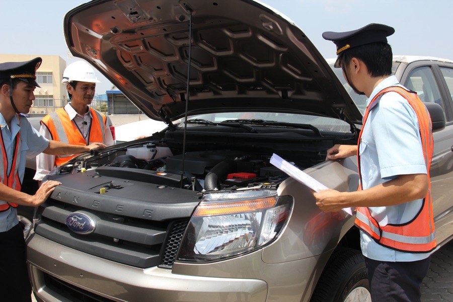  Công chức hải quan cửa khẩu cảng Hiệp Phước kiểm tra xe ô tô nhập khẩu. Nguồn: baohaiquan.vn