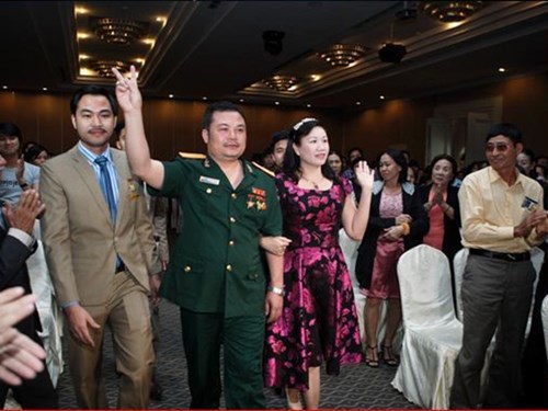 Lê Xuân Giang (mặc quân phục giả mạo) - nguyên Chủ tịch HĐQT Công ty  Liên kết Việt tại một cuộc hội thảo về bán hàng đa cấp. Nguồn: anninhthudo.vn
