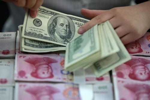 Khối nợ lớn là một trong những nguyên nhân khiến NDT được dự báo yếu đi. Ảnh: Reuters