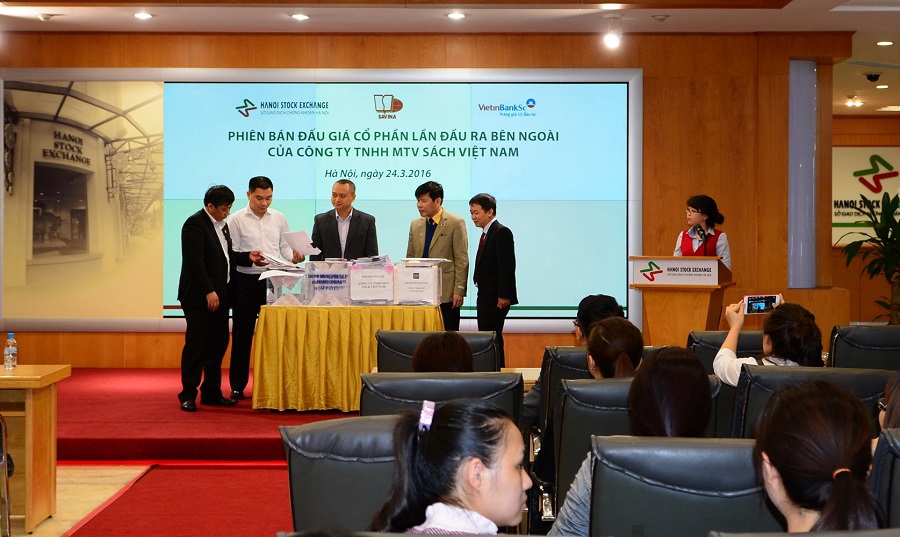 Lãnh đạo Sở GDCK Hà Nội và lãnh đạo doanh nghiệp kiểm tra hòm phiếu tại phiên đấu giá Công ty TNHH MTV Sách Việt Nam