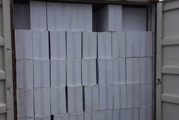 800 kiện thuốc lá lậu được lèn chặt trong container 40 feet. Ảnh: Báo Hải quan