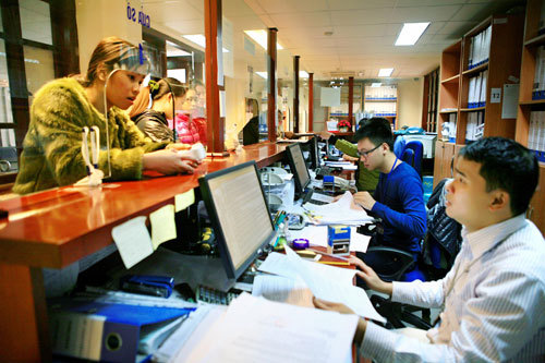 Người dân tới nộp thuế tại Chi cục Thuế quận Tây Hồ (Cục Thuế Hà Nội). Ảnh: Viết Thành