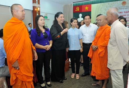 Phó Chủ tịch thường trực Hội đồng Bầu cử Quốc gia Tòng Thị Phóng trao đổi với các đại biểu tại Hội nghị tập huấn. Nguồn: daibieunhandan.vn
