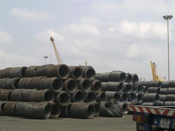 Thép nhập khẩu tại cảng Bến Nghé TP.HCM. Ảnh: T.H
