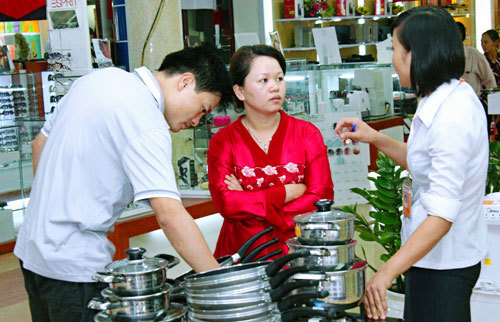 Để tăng sức cạnh tranh, các nhà sản xuất và bán lẻ trong nước phải tăng cường sự liên kết. Ảnh: Bá Hoạt
