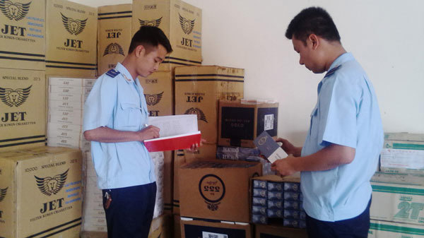 Đội Kiểm soát Hải quan Quảng Trị kiểm tra tang vật thuốc lá bắt giữ trong tháng 4/2016. Nguồn: baohaiquan.vn