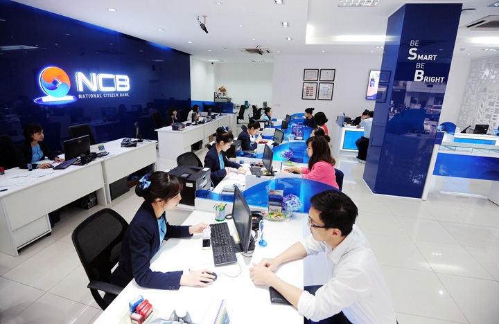 Khách hàng giao dịch tại Chi nhánh Ngân hàng TMCP Quốc dân (NCB).
