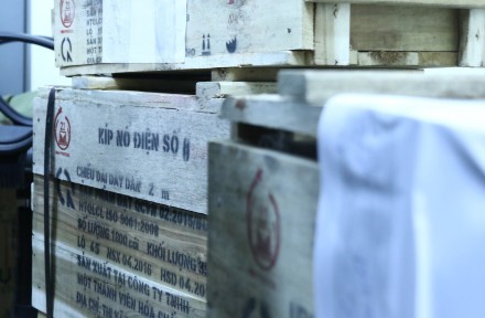 Hơn 3 tấn thuốc nổ cùng hàng ngàn kíp nổ, dây cháy chậm bị thu giữ. Nguồn: laodong.vn