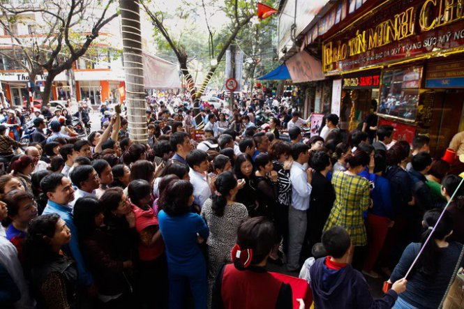 Người dân tranh nhau mua vàng. Nguồn: internte