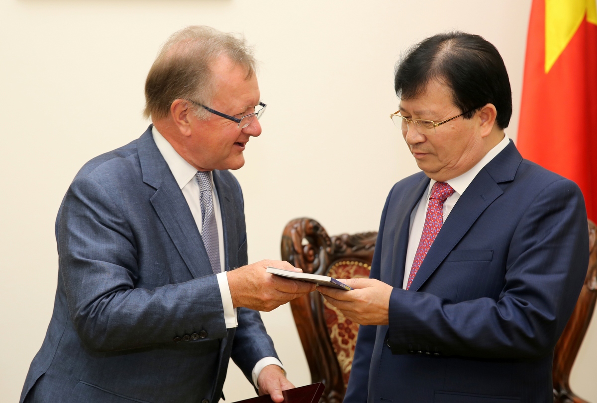 GS. John A. Quelch tặng Phó Thủ tướng Trịnh Đình Dũng cuốn sách mới nhất của mình về phát triển thương hiệu quốc gia. Nguồn: chinhphu.vn