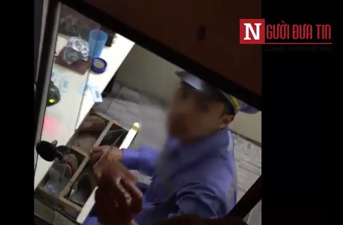 Nhân viên gian lận vé tại một trạm thu phí. Nguồn: nguoiduatin.vn