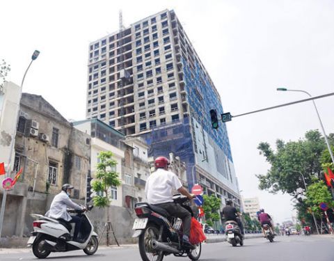 UBND TP. Hà Nội đã chỉ đạo các cơ quan liên quan có nhiều biện pháp quyết liệt để thúc đẩy tiến độ phá dỡ công trình xây dựng số 8B phố Lê Trực. Nguồn: vnexpress.net