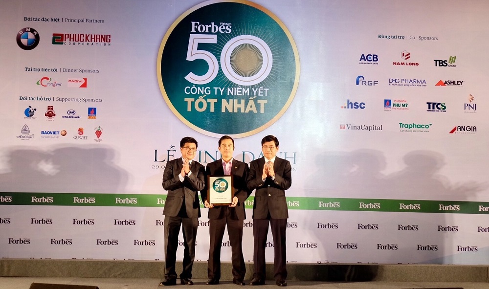 Ông Nguyễn Anh Tuấn - Quyền Giám đốc Khối Quản lý Hoạt động Tập đoàn Bảo Việt tại lễ vinh danh 50 công ty niêm yết tốt nhất 2016. Nguồn: baoviet.com.vn