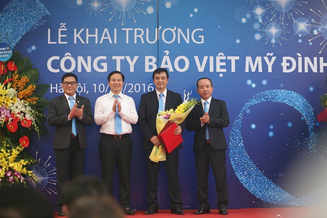 Lãnh đạo Tập đoàn Bảo Việt và Tổng Công ty Bảo hiểm Bảo Việt trao giấy phép do Bộ Tài chính cấp và các Quyết dịnh thành lập-hoạt động cho Công ty Bảo Việt Mỹ Đình. Nguồn: baoviet.com.vn