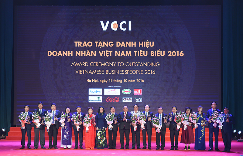 Thủ tướng Nguyễn Xuân Phúc và Phó Chủ tịch nước Đặng Thị Ngọc Thịnh tặng hoa cho các doanh nhân tiêu biểu. Nguồn: chinhphu.vn